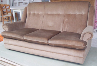 Illustration for article titled This Couch Turns Into a Snooker Table
